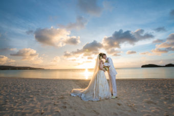 最近とても人気のビーチで挙式。やっぱり結婚式ってイイものですね！